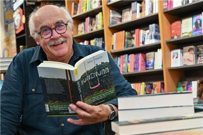 Nennt „Ouninumm“ sein persönlichstes Buch: der Autor Jhemp Hoscheit beim Gespräch mit dem Tageblatt
