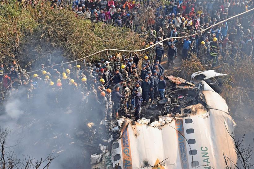 Nepalesische Rettungskräfte arbeiten an dem Wrack des abgestürzten Passagierflugzeugs
