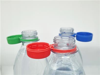 Nervig oder okay? So sehen zukünftig alle Plastikflaschen aus – der Deckel ist nicht mehr abnehmbar.
