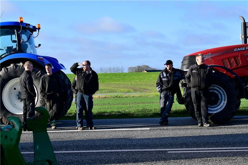 Nerzzüchter stehen bei einem Protest bei ihren Traktoren. In Dänemark haben sich Menschen mit einer ursprünglich bei Nerzen aufgetretenen Variante des Coronavirus infiziert.
