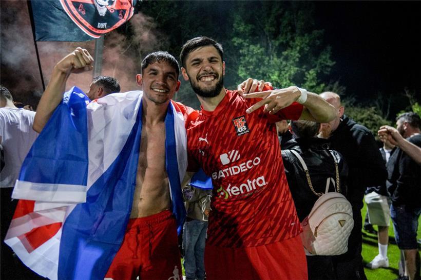 Nestor Monge und Théo Brusco beim Bad in der Menge
