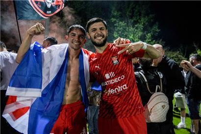 Nestor Monge und Théo Brusco beim Bad in der Menge
