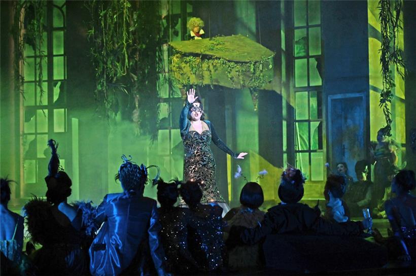 Netta Or (Rosalinde) und der Opernchor des Saarländischen Staatstheaters 
