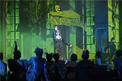 Netta Or (Rosalinde) und der Opernchor des Saarländischen Staatstheaters 
