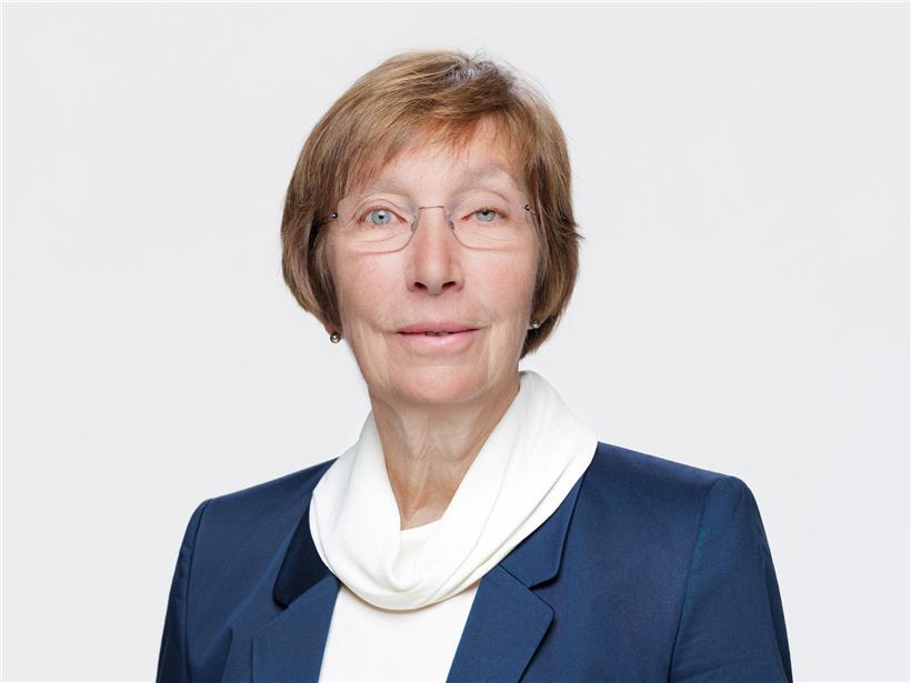 Porträt von Netty Klein-Hoffmann, Expertin für Kommunikation und Coaching, vor neutralem Hintergrund