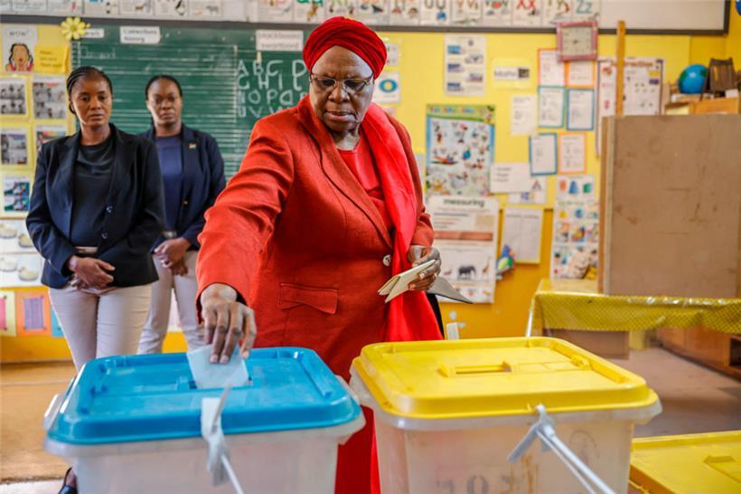 Netumbo Nandi-Ndaitwah bei der Stimmabgabe vor etwas mehr als einer Woche in der Emma-Hoogenhout-Grundschule in Windhoek
