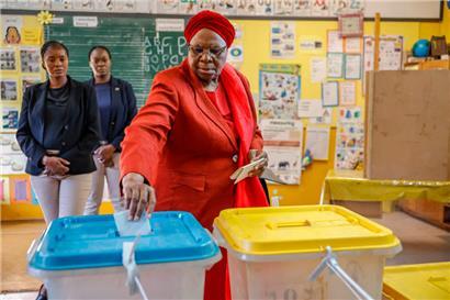 Netumbo Nandi-Ndaitwah bei der Stimmabgabe vor etwas mehr als einer Woche in der Emma-Hoogenhout-Grundschule in Windhoek
