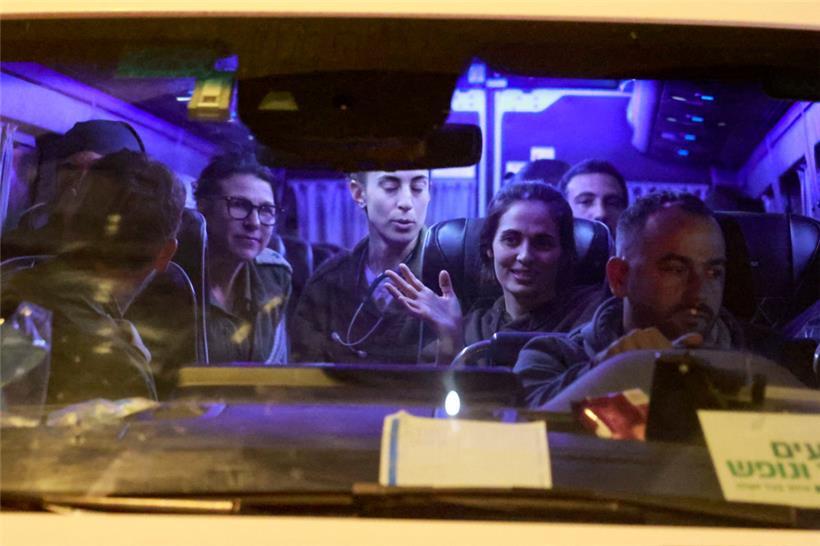 Neu freigelassene israelische Geiseln sitzen inmitten von Soldaten, als sie am frühen Morgen des 30. November 2023 auf dem Armeestützpunkt Ofakim im Süden Israels in einem Transporter ankommen, nachdem sie nach den Angriffen der militanten palästinensischen Gruppe Hamas auf Israel am 7. Oktober aus dem Gazastreifen befreit wurden.
