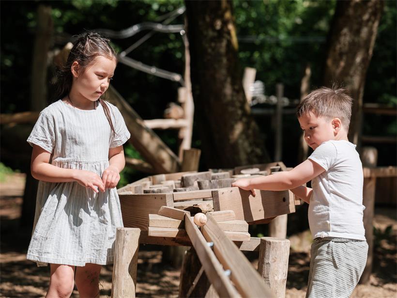 Zwei große hölzerne Murmelbahnen in der Natur von Berdorf und Müllerthal, Spielspaß für Kinder und Familien