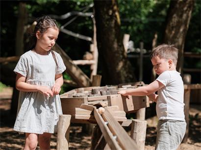 Zwei große hölzerne Murmelbahnen in der Natur von Berdorf und Müllerthal, Spielspaß für Kinder und Familien