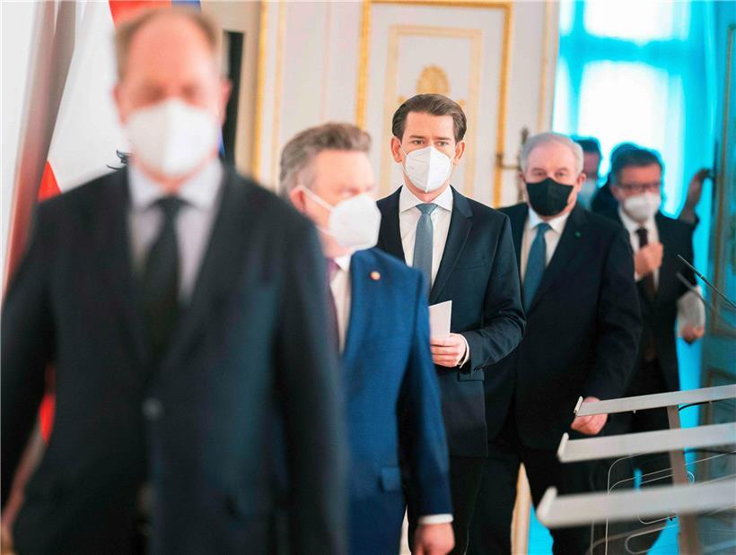 Neue Abstandsregeln und Maskenverschärfung sind nicht einmal die härtesten Brocken, die Bundeskanzler Sebastian Kurz (ÖVP) und Gesundheitsminister Rudolf Anschober (Grüne) ihren Landsleuten am Sonntag zu Mittag servierten
