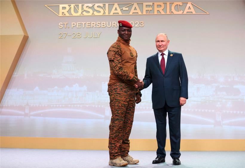 Neue Freundschaften? Burkina Fasos Junta-Anführer Ibrahim Traoré mit dem russisc...