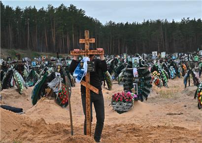 Neue Gräber nahe der Stadt Irpin zeugen von Putins mörderischem Feldzug gegen die Ukrainerinnen und Ukrainer 
