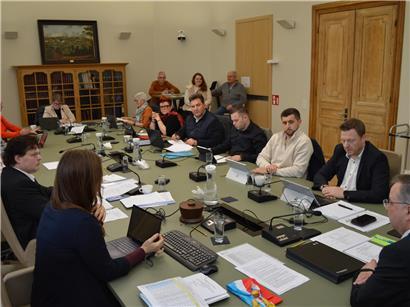 Neue Sitzordnung im Rathaus nach Bildung der neuen Koalition mit Politikern bei der ersten Sitzung