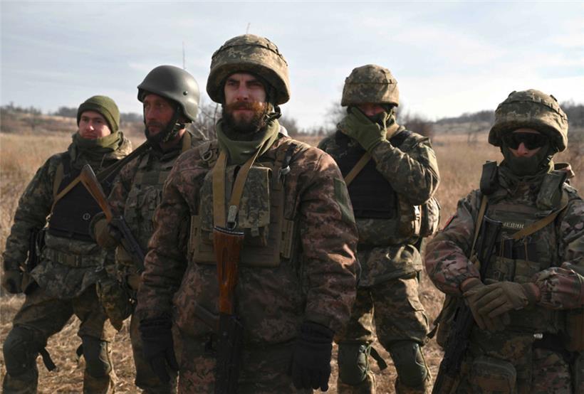 Neue ukrainische Rekruten nehmen an einer Übung in der Region Donezk teil
