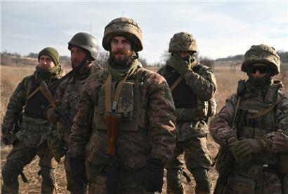Neue ukrainische Rekruten nehmen an einer Übung in der Region Donezk teil

