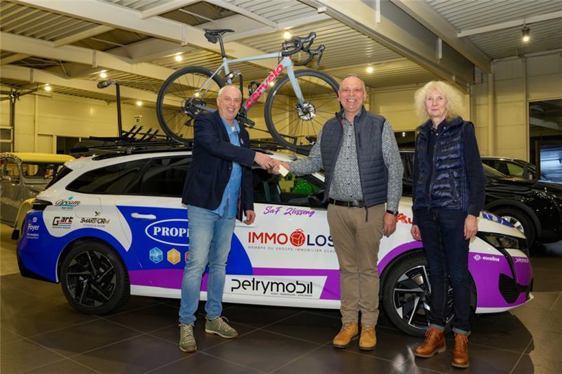 Neuer Peugeot 308 für die SaF-Einsätze: Schlüsselübergabe an Präsident Claude Lo...