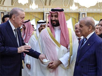 Neues Bündnis: der türkische Präsident Recep Tayyip Erdogan (l.), der saudische Kronprinz Mohammed bin Salman und Pakistans Premier Shehbaz Sharif (r.)