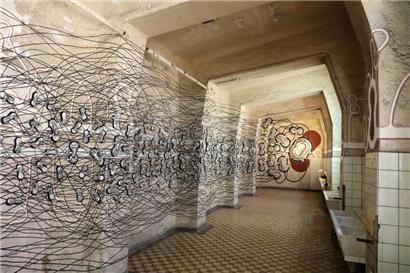 Neues Leben in historischer Bausubstanz: Am Sonntag war Eröffnung der Expo „Metzeschmelz“ auf dem früheren Industriestandort Esch-Schifflingen. Théid Johanns, einer der Köpfe des Künstlerkollektivs Cueva und Aussteller, zeigt, was Esch kann.

