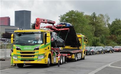 Neues „Material“ wird angeliefert: Ein Abschleppdienst bringt Anfang dieser Woche zwei weitere Autos in die rue Henri Koch in Esch
