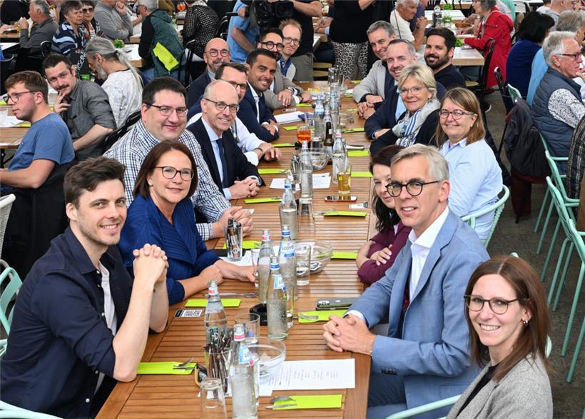 Neun Ministerinnen und Minister – manche mit etwas Verspätung – verbrachten ihre Mittagsstunde mit der Luxemburger Presse
