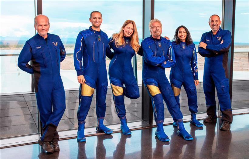 Neun Tage schneller als Konkurrent Bezos: Virgin-Galactic-Gründer Richard Branson (3.v.r.) und seine Weltall-Crew

