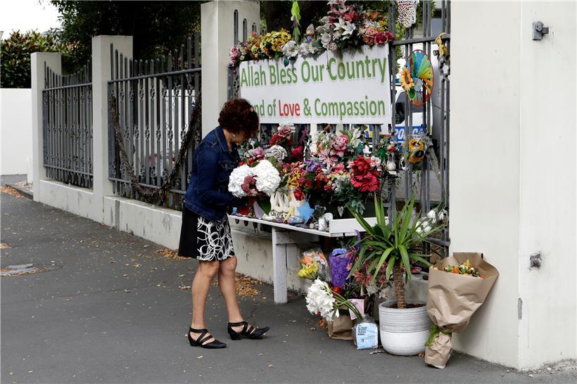 Neuseeland, Christchurch: Eine Frau legt Blumen an der Al-Noor-Moschee nieder. Rund ein Jahr nach den Terrorangriffen auf zwei Moscheen findet ein Freitagsgebet der Muslime in Christchurch statt. Beim Anschlag eines 28-jährigen australischen Rassisten auf zwei Moscheen in der neuseeländischen Stadt starben am 15. März 2019 insgesamt 51 Muslime. 
