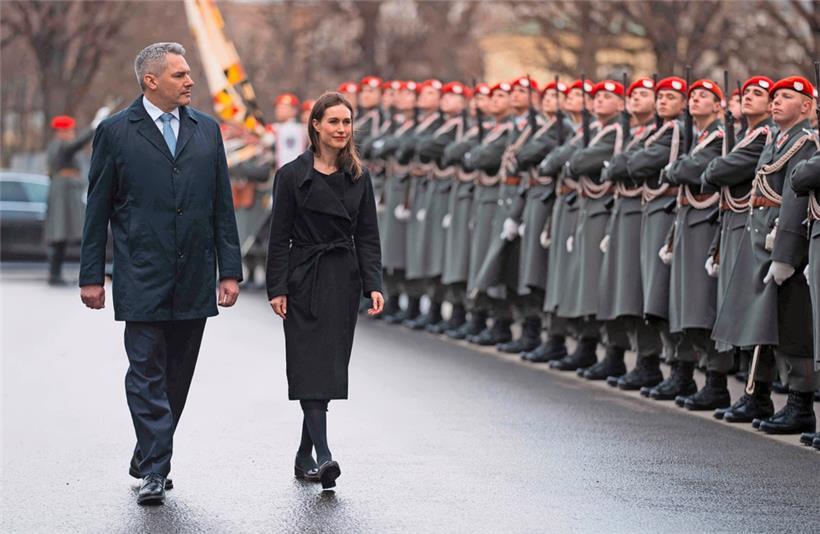 Neutralität im Wandel: Während Österreichs Kanzler und Gastgeber Karl Nehammer (l.) am neutralen Status seines Landes festhält, hat die finnische Regierungschefin Sanna Marin angesichts der russischen Aggression in der Ukraine die NATO-Mitgliedschaft beantragt

