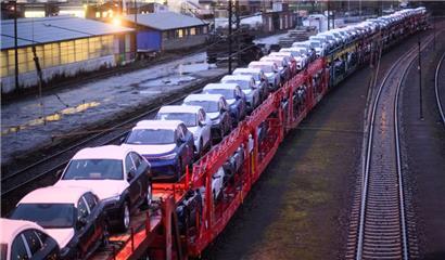 Neuwagen von Volkswagen stehen auf einem Autozug am Güterbahnhof Seelze in der Region Hannover

