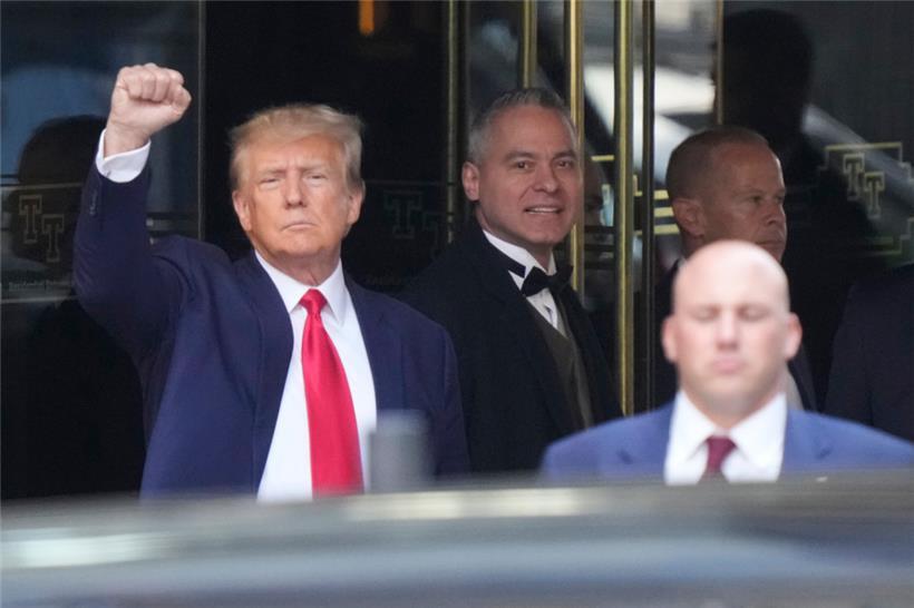 New York: Donald Trump, ehemaliger Präsident der USA, hält seine Faust in die Luft, als er den Trump Tower verlässt. Als erster Ex-Präsident in der Geschichte der USA muss sich Trump in einem Strafverfahren verantworten.
