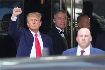 New York: Donald Trump, ehemaliger Präsident der USA, hält seine Faust in die Luft, als er den Trump Tower verlässt. Als erster Ex-Präsident in der Geschichte der USA muss sich Trump in einem Strafverfahren verantworten.
