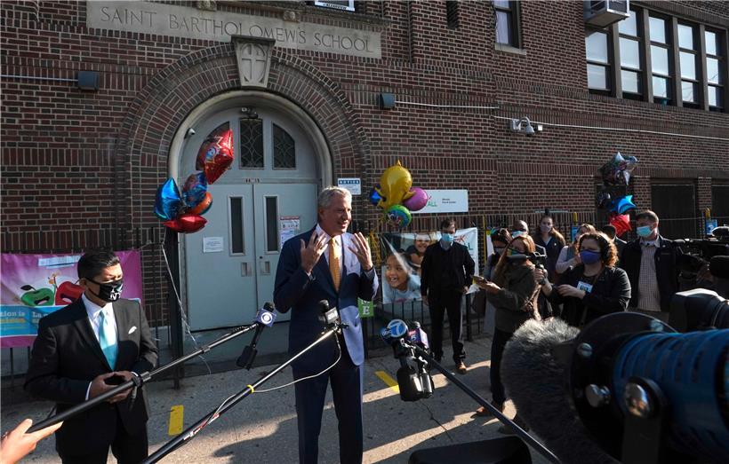 New Yorks Bürgermeister Bill De Blasio vor einer Schule in Queens, die wieder für Schüler geöffnet ist
