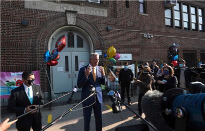 New Yorks Bürgermeister Bill De Blasio vor einer Schule in Queens, die wieder für Schüler geöffnet ist
