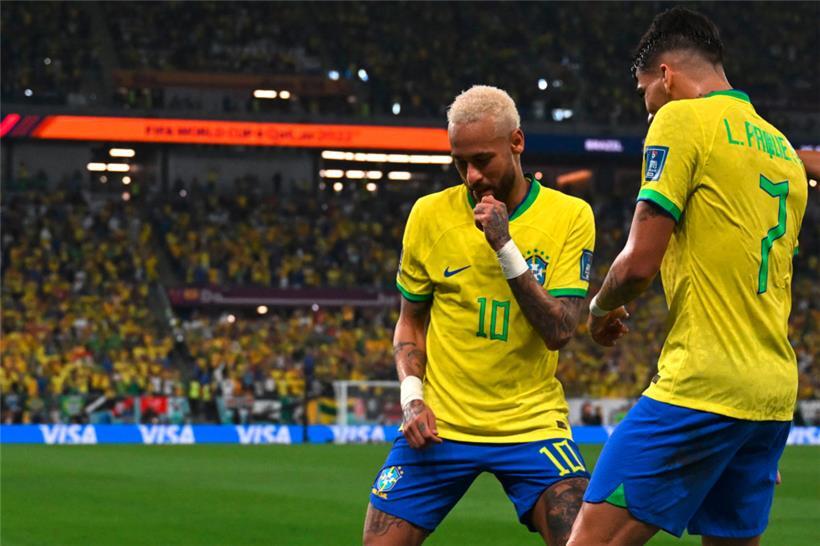 Neymar (links) und Lucas Paqueta lieferten nicht nur schönen Fußball, sondern auch beeindruckende Tanzkünste ab
