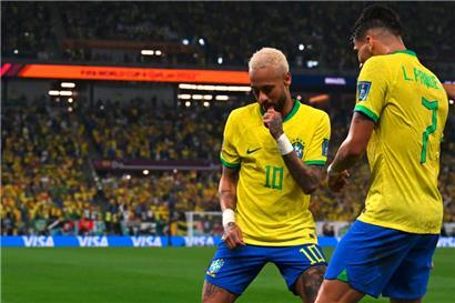 Neymar (links) und Lucas Paqueta lieferten nicht nur schönen Fußball, sondern auch beeindruckende Tanzkünste ab
