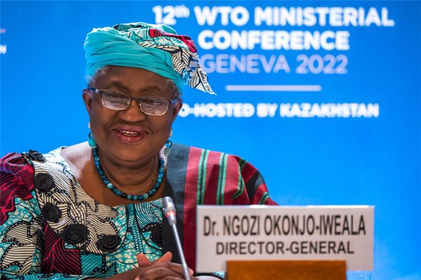 Ngozi Okonjo-Iweala, Generaldirektorin der Welthandelsorganisation (WTO), spricht bei einer Pressekonferenz nach Abschluss der 12. Ministerkonferenz (MC12) am Sitz der WTO in Genf
