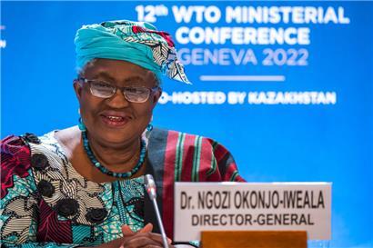 Ngozi Okonjo-Iweala, Generaldirektorin der Welthandelsorganisation (WTO), spricht bei einer Pressekonferenz nach Abschluss der 12. Ministerkonferenz (MC12) am Sitz der WTO in Genf
