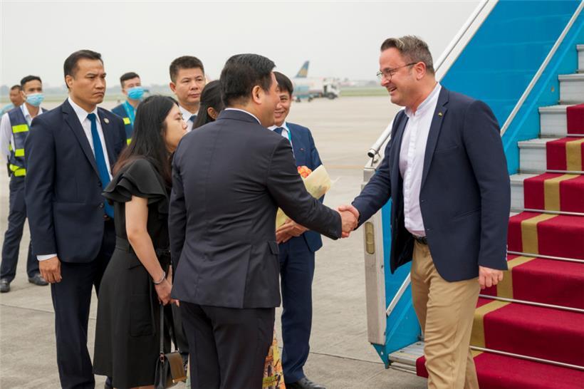 Nguyen Hong Dien, Vietnams Minister für Industrie und Handel, begrüßt Luxemburgs Premierminister Xavier Bettel bei seiner Ankunft in Vietnam
