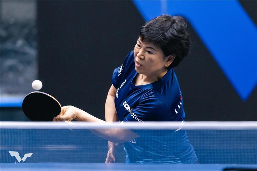 Ni Xia Lian lächelt zufrieden nach erfolgreicher Tischtennis-WM, beeindruckende Leistung der erfahrenen Sportlerin