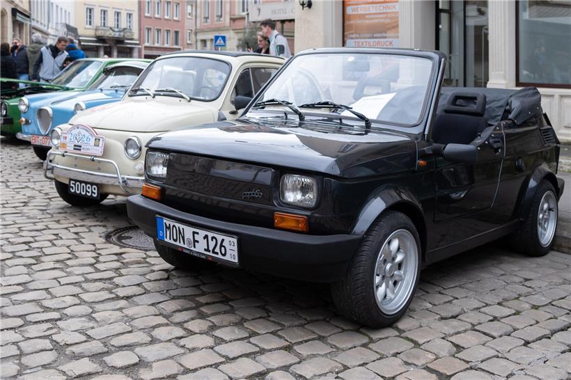 Motivierendes Zitat auf schwarzem Hintergrund: „Nicht Perfektion zählt, sondern die Geschichte eines Fahrzeugs“