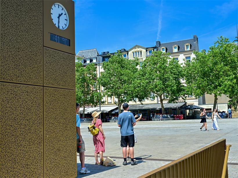 Nun also doch: Wie die Stadt Luxemburg für mehr Grün sorgen will Nicht besonders grün: Auf dem Knuedler, der außer an den Rändern kaum Bäume aufweist, zeigte das Thermometer am 26. Juni 41 °C