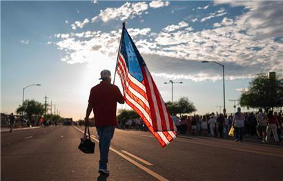 Nicht die einzige US-Fahne bei der Trauerfeier für Charlie Kirk in Glendale im Bundesstaat Arizona am vergangenen Sonntag 
