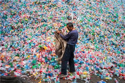 Nicht einmal zehn Prozent des weltweit hergestellten Plastiks wird recycliert
