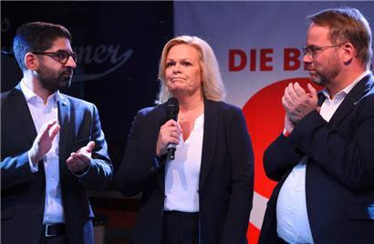 Nicht gut gelaufen: Die SPD-Spitzenkandidatin in Hessen und deutsche Innenministerin Nancy Faeser (M.) ging bei den Landtagswahlen unter
