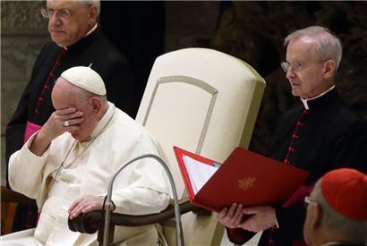 Nicht hingucken: Papst Franziskus (l) warnt Priester vor Pornos
