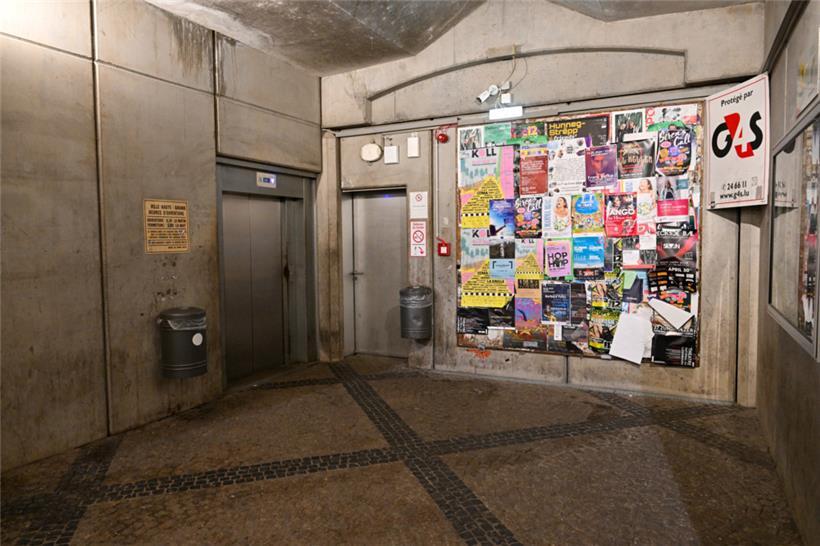 Nicht immer ist es vor der Aufzugtür so leer. Öfters bildet sich davor eine lange Schlange.
