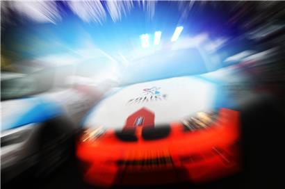 Nicht immer muss bei einem Unfall auch die Polizei in den Einsatz. Bei Verletzten oder einer Verkehrsbehinderung sollten die Beteiligten aber den Polizeinotruf 113 verständigen. 
