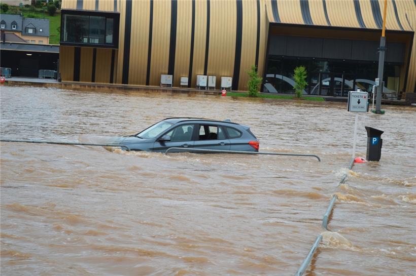 Nicht jeder hat sein Fahrzeug trotz mehrfacher Aufrufe vom Deich-Parkplatz in Et...