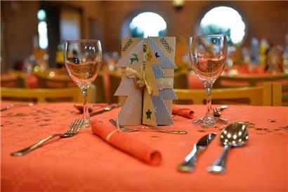 Nicht jeder kann sich einen gedeckten Tisch leisten – aus unterschiedlichen Gründen. Ein Foto von der Weihnachtsfeier der „Stëmm“ 2019.
