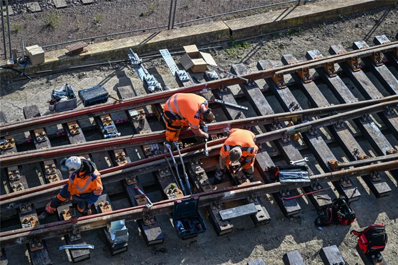 Nicht mehr qualitätskonform: Aus Sicherheitsgründen werden die Schwellen auf einer Länge von acht Kilometern ausgetauscht
